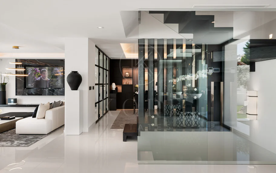 Exquisita villa de diseño moderno en primera línea de golf de Los Naranjos