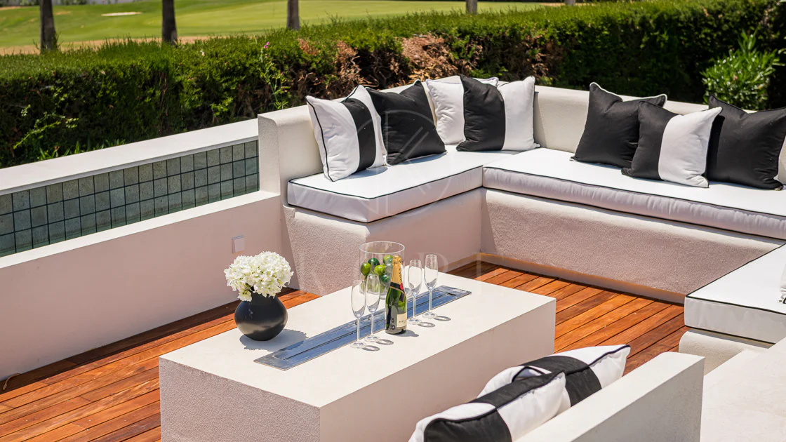 Exceptional villa front line to Los Naranjos Golf