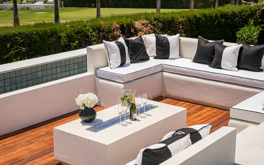 Exquisita villa de diseño moderno en primera línea de golf de Los Naranjos