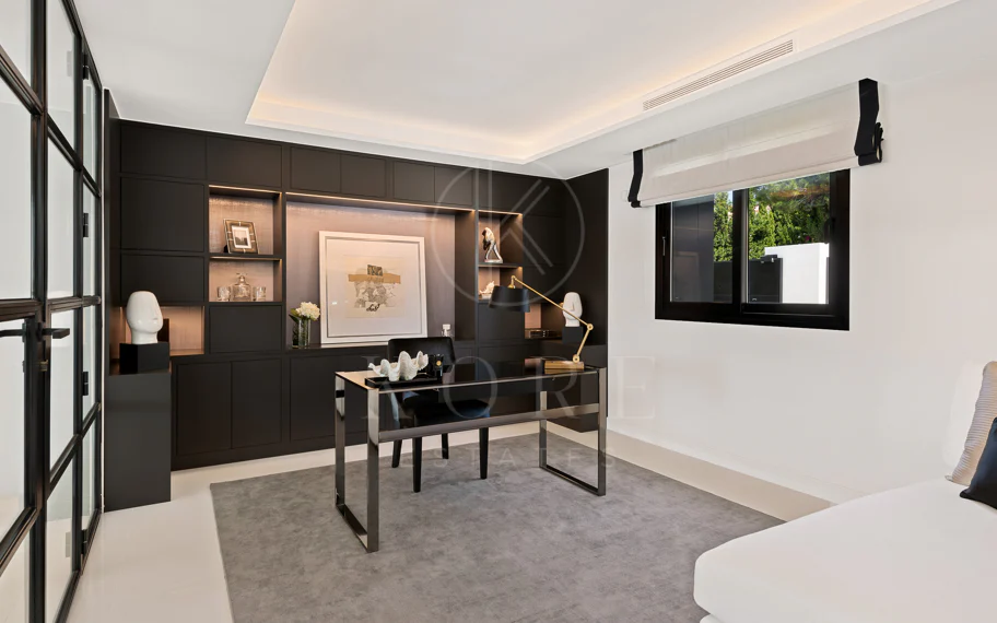 Exquisita villa de diseño moderno en primera línea de golf de Los Naranjos