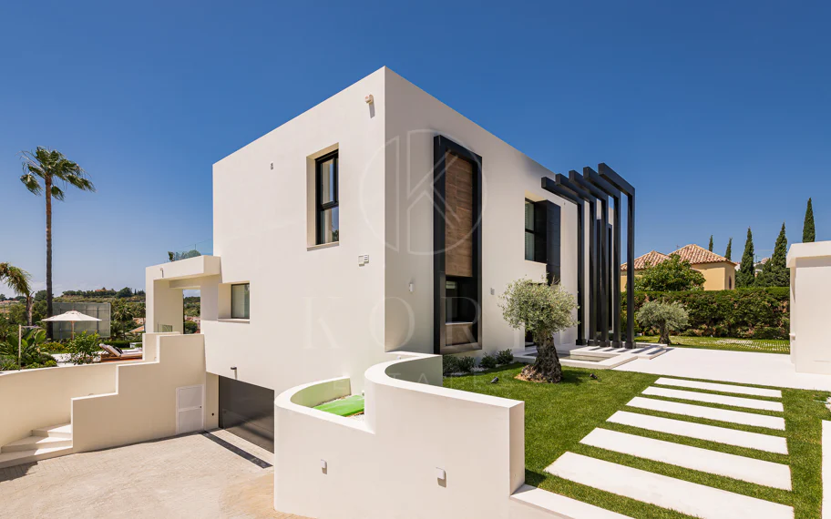 Exquisita villa de diseño moderno en primera línea de golf de Los Naranjos