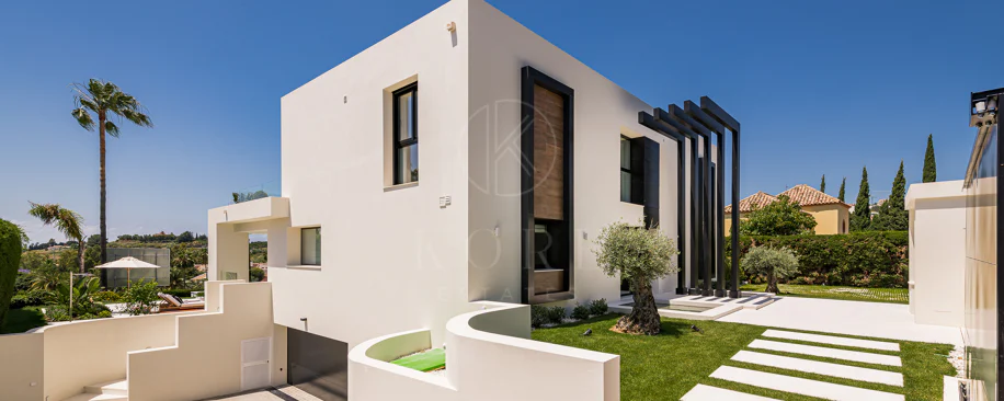 Exceptional villa front line to Los Naranjos Golf
