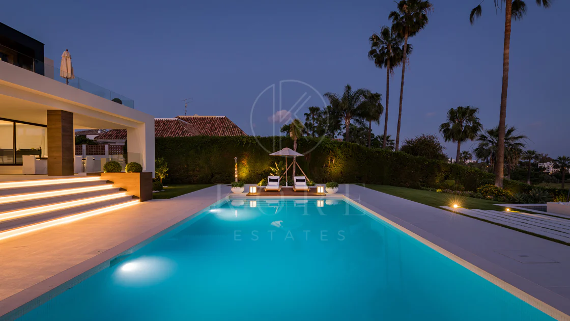 Exceptional villa front line to Los Naranjos Golf