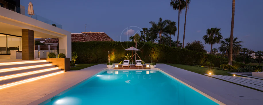 Exceptional villa front line to Los Naranjos Golf