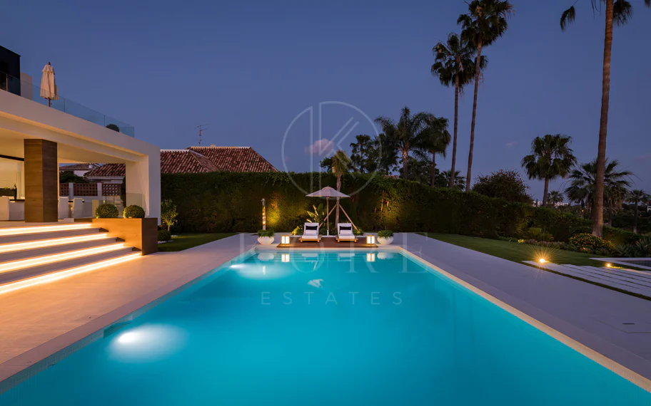Exquisita villa de diseño moderno en primera línea de golf de Los Naranjos