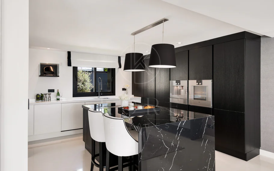 Exquisita villa de diseño moderno en primera línea de golf de Los Naranjos