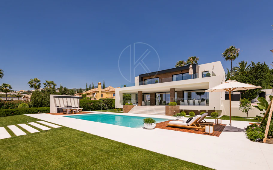 Exquisita villa de diseño moderno en primera línea de golf de Los Naranjos