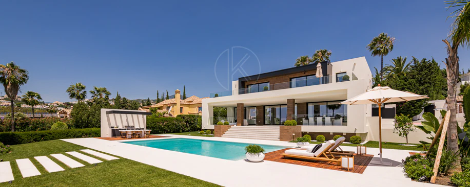 Exceptional villa front line to Los Naranjos Golf