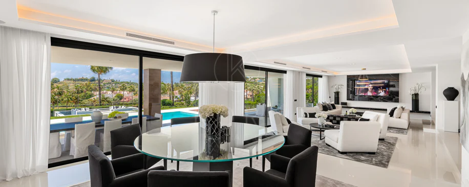 Exceptional villa front line to Los Naranjos Golf