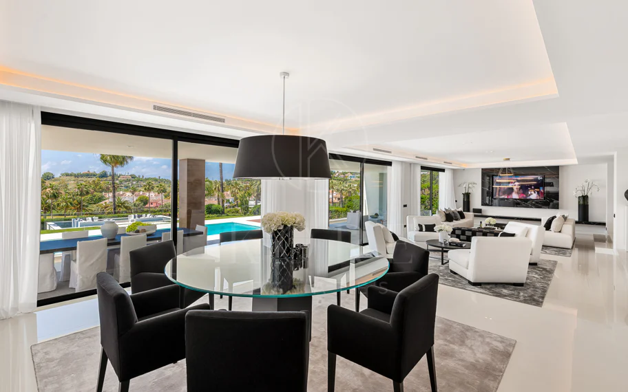 Exquisita villa de diseño moderno en primera línea de golf de Los Naranjos