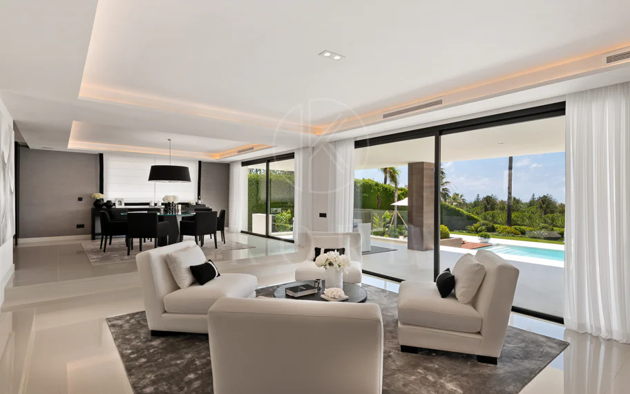 Exquisita villa de diseño moderno en primera línea de golf de Los Naranjos