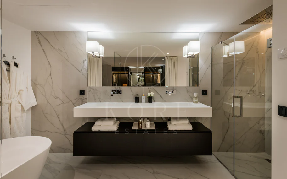 Exquisita villa de diseño moderno en primera línea de golf de Los Naranjos