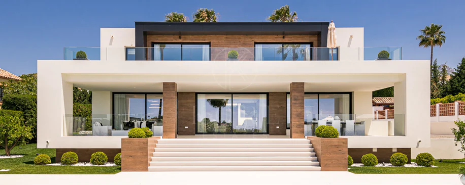 Exceptional villa front line to Los Naranjos Golf