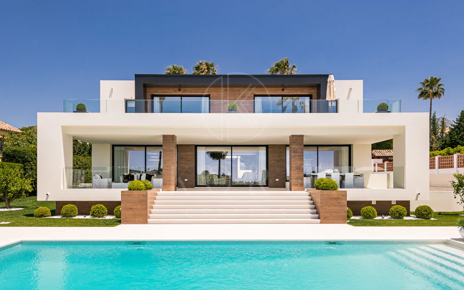 Exquisita villa de diseño moderno en primera línea de golf de Los Naranjos