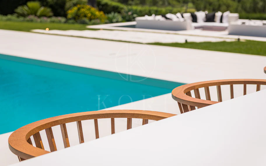 Exquisita villa de diseño moderno en primera línea de golf de Los Naranjos