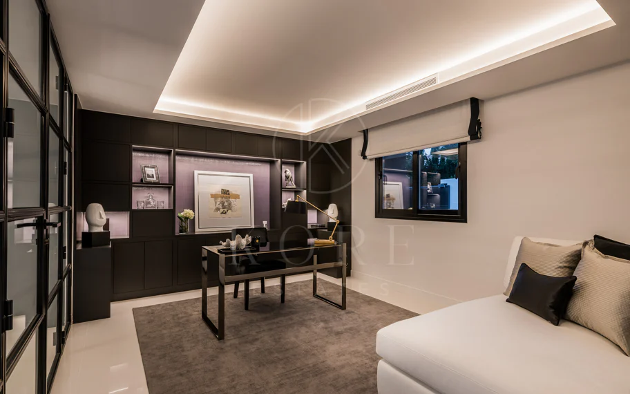 Exquisita villa de diseño moderno en primera línea de golf de Los Naranjos
