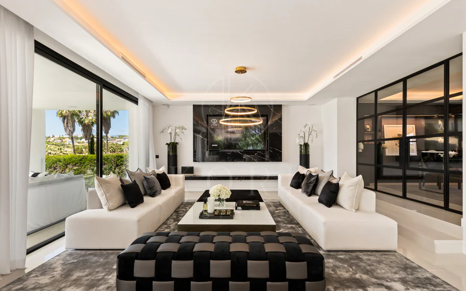 Exquisita villa de diseño moderno en primera línea de golf de Los Naranjos