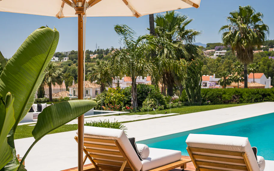 Exquisita villa de diseño moderno en primera línea de golf de Los Naranjos