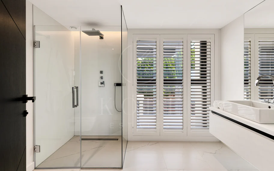 Exquisita villa de diseño moderno en primera línea de golf de Los Naranjos