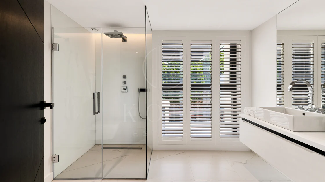 Exceptional villa front line to Los Naranjos Golf