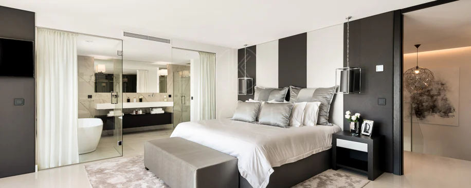 Exceptional villa front line to Los Naranjos Golf
