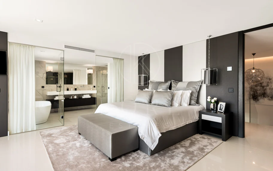 Exquisita villa de diseño moderno en primera línea de golf de Los Naranjos