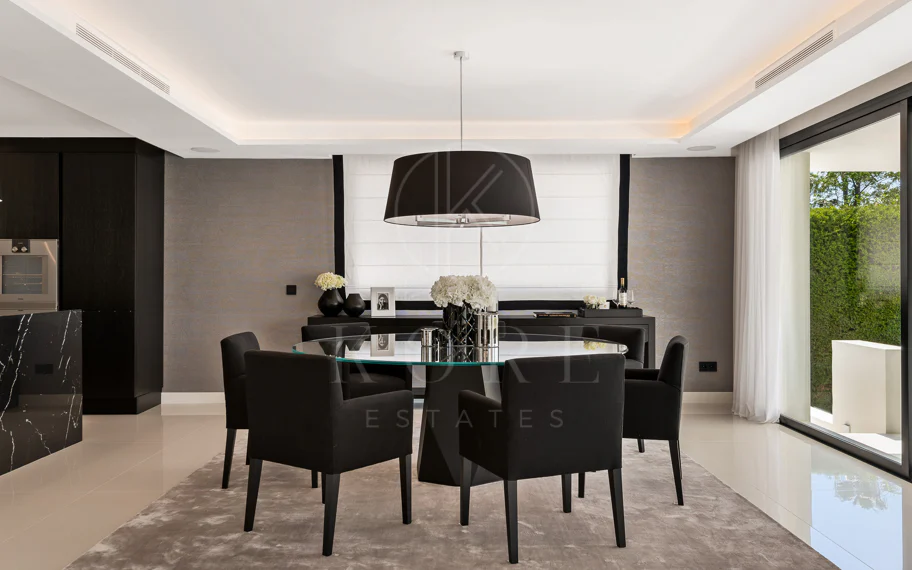Exquisita villa de diseño moderno en primera línea de golf de Los Naranjos
