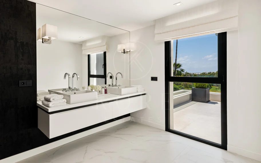 Exquisita villa de diseño moderno en primera línea de golf de Los Naranjos