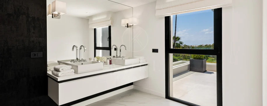 Exceptional villa front line to Los Naranjos Golf