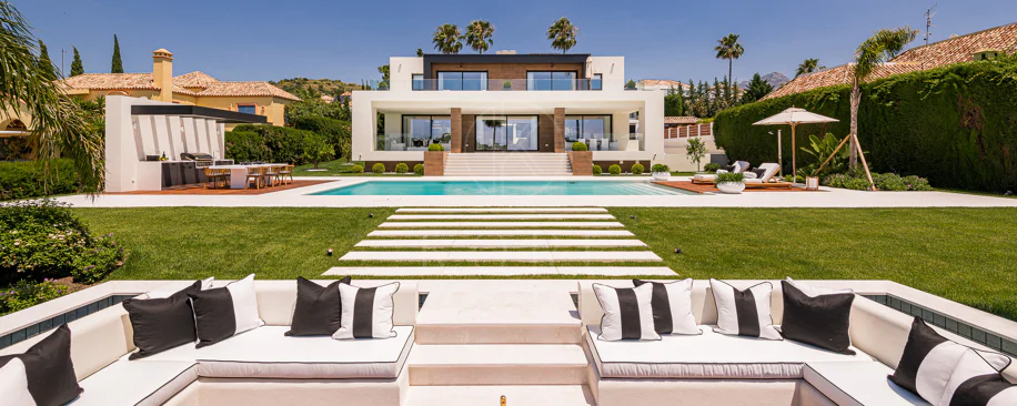 Exceptional villa front line to Los Naranjos Golf
