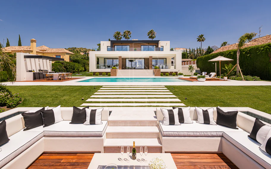 Exquisita villa de diseño moderno en primera línea de golf de Los Naranjos