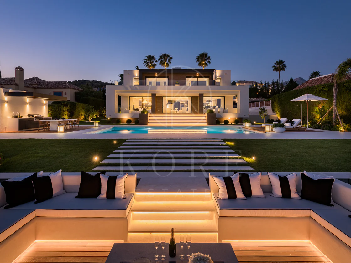 Exquisita villa de diseño moderno en primera línea de golf de Los Naranjos