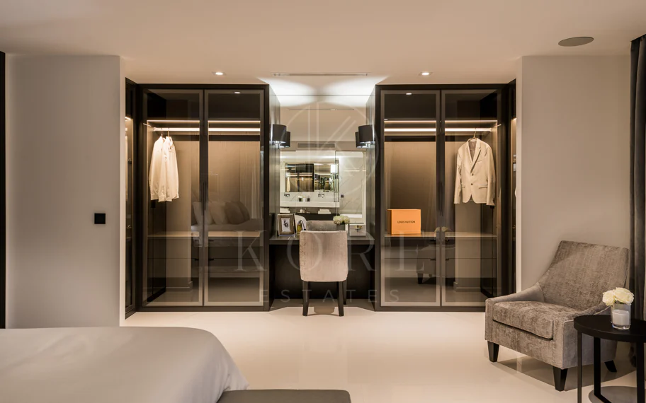 Exquisita villa de diseño moderno en primera línea de golf de Los Naranjos