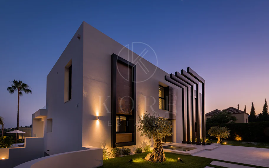 Exquisita villa de diseño moderno en primera línea de golf de Los Naranjos