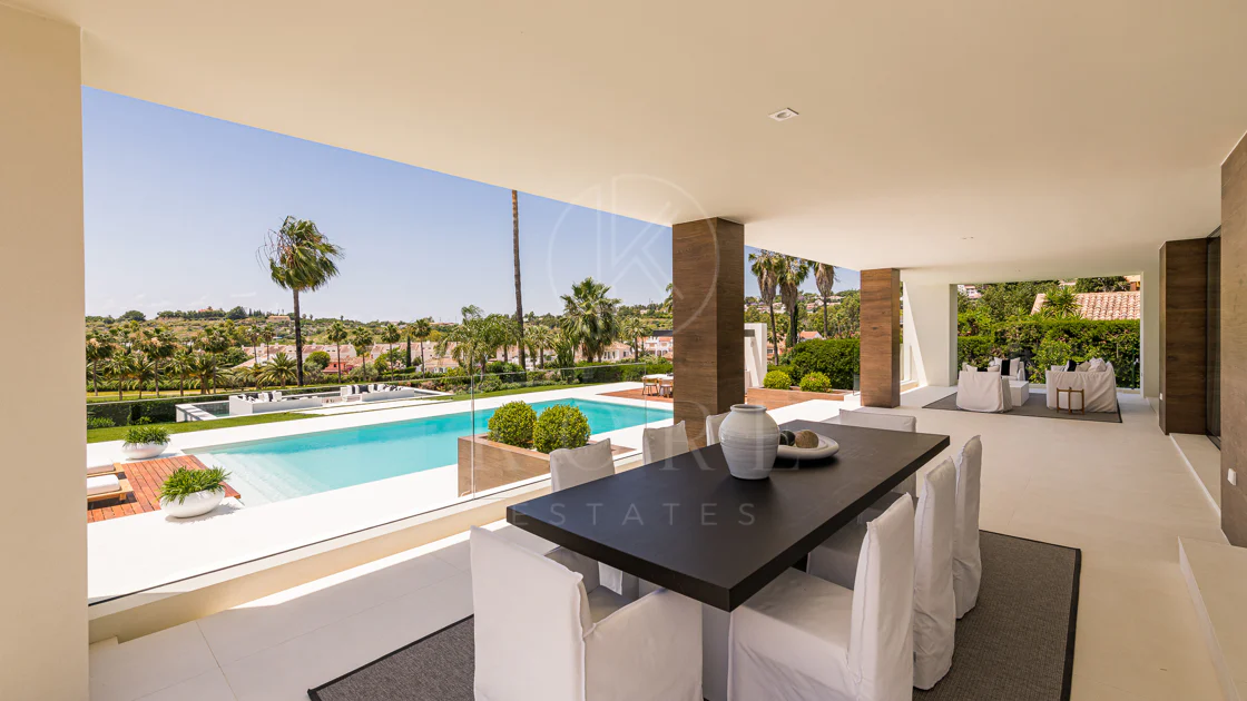 Exceptional villa front line to Los Naranjos Golf