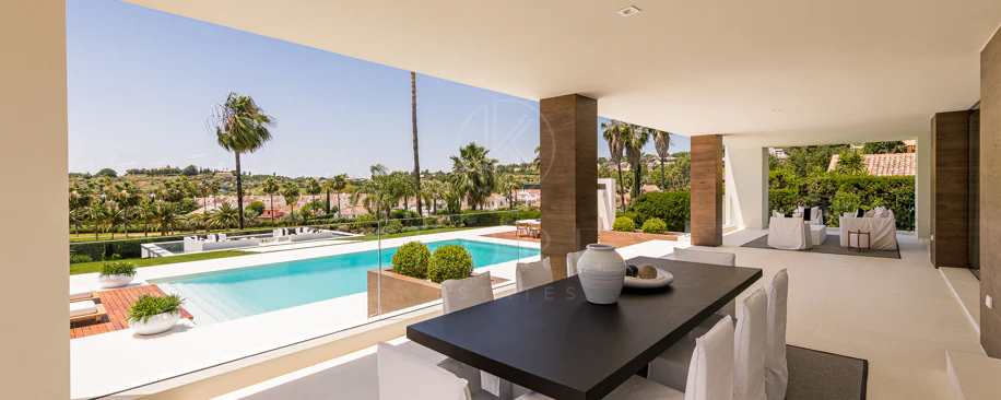 Exceptional villa front line to Los Naranjos Golf