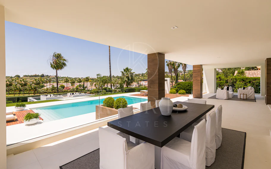 Exquisita villa de diseño moderno en primera línea de golf de Los Naranjos