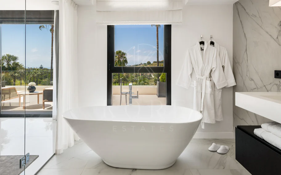 Exquisita villa de diseño moderno en primera línea de golf de Los Naranjos