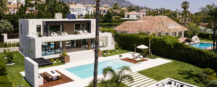 Exceptional villa front line to Los Naranjos Golf