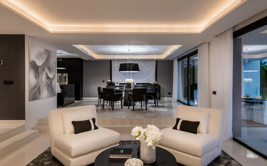 Exquisita villa de diseño moderno en primera línea de golf de Los Naranjos