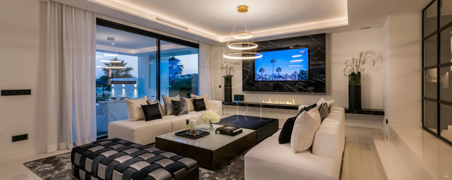 Exceptional villa front line to Los Naranjos Golf