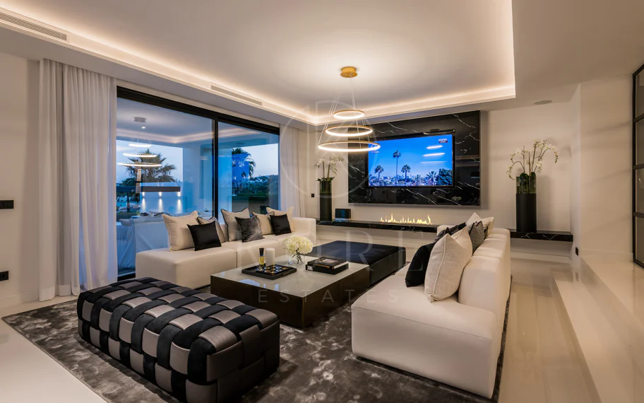 Exquisita villa de diseño moderno en primera línea de golf de Los Naranjos