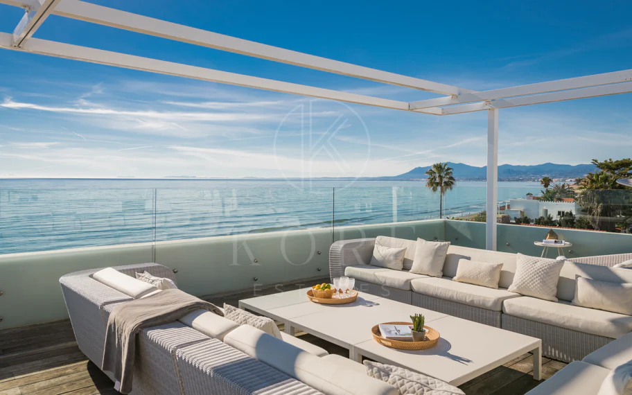 Espectacular villa frente a la playa con acceso directo al mar en Costabella, Marbella