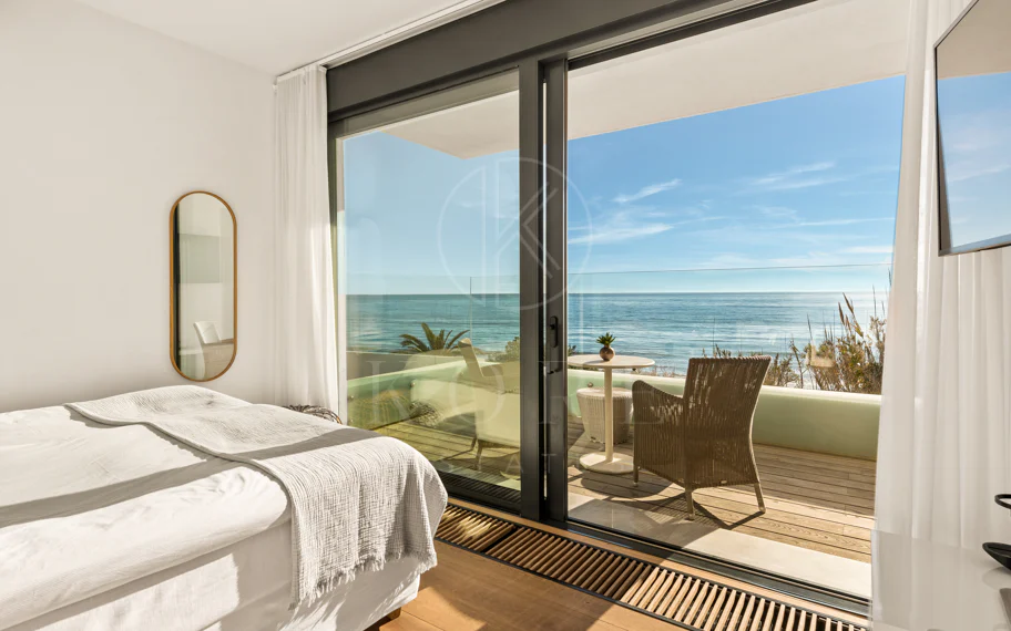 Espectacular villa frente a la playa con acceso directo al mar en Costabella, Marbella