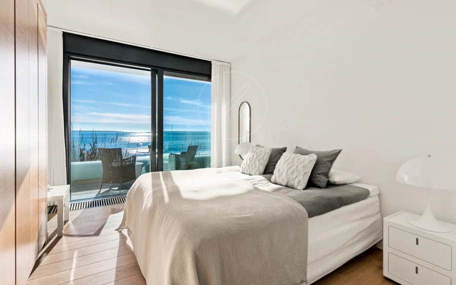 Espectacular villa frente a la playa con acceso directo al mar en Costabella, Marbella