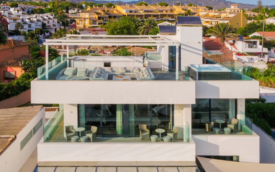 Espectacular villa frente a la playa con acceso directo al mar en Costabella, Marbella