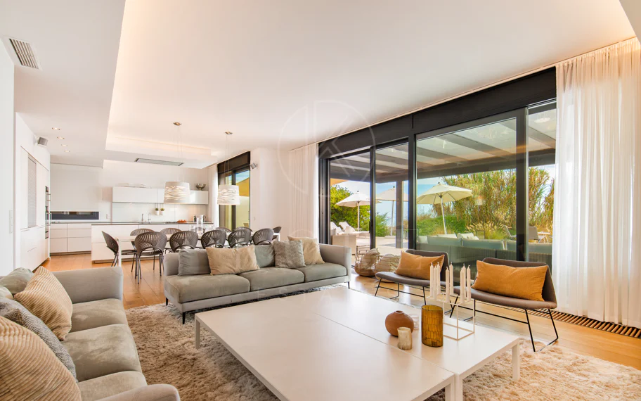 Espectacular villa frente a la playa con acceso directo al mar en Costabella, Marbella