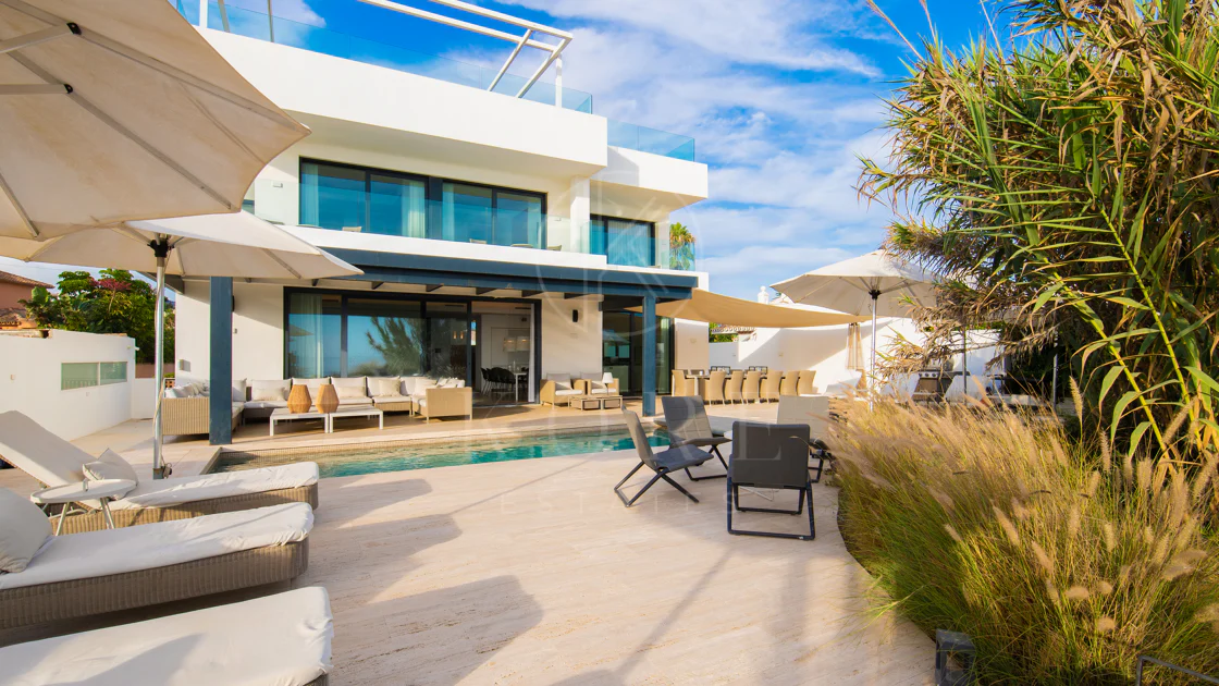 Vilă spectaculoasă cu fațadă spre sud-est, pe malul mării, cu acces direct la mare în Costabella, Marbella