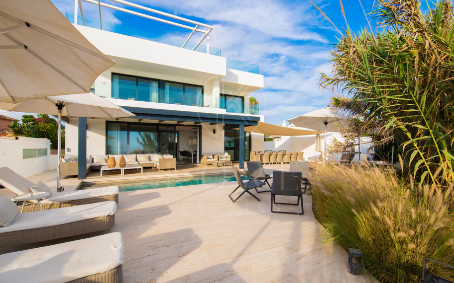 Espectacular villa frente a la playa con acceso directo al mar en Costabella, Marbella