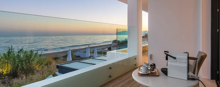Vilă spectaculoasă cu fațadă spre sud-est, pe malul mării, cu acces direct la mare în Costabella, Marbella